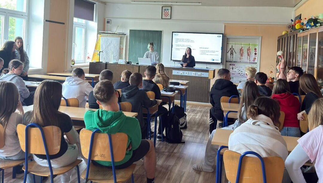 Učenice 3. a razreda održale predavanja o važnosti participacije mladih